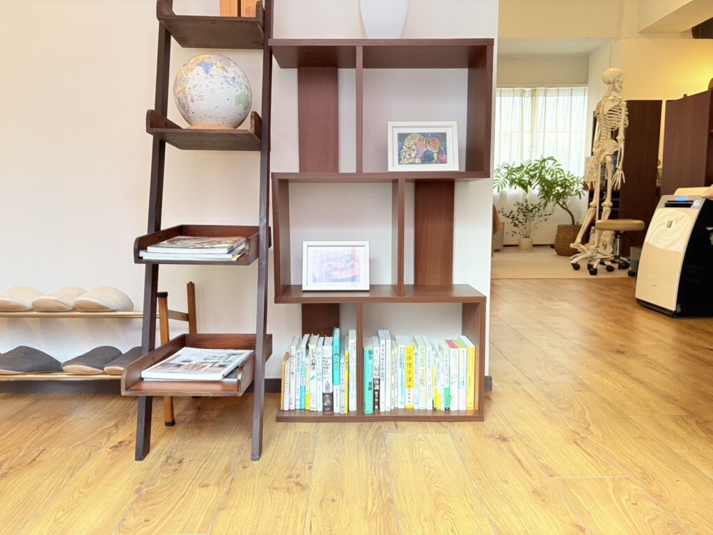 整体サロンuluridoの待合本棚｜絵本や健康書が並ぶサロン風景