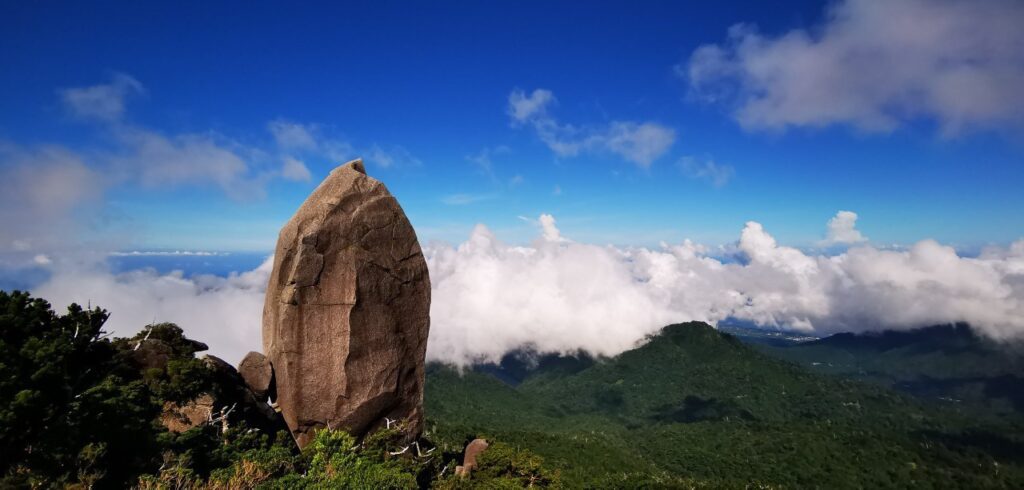 屋久島の山頂から望む雲海と巨岩|屋久島リトリートから始まった対話への想い|整体サロンulurido(ユルリド)